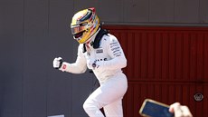 VÍTZ. Lewis Hamilton slaví triumf ve Velké cen panlska formule 1 v...