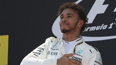 VÍTZ. Lewis Hamilton slaví triumf ve Velké cen panlska formule 1 v...