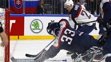 Amerian Kevin Hayes se snaí prostrit puk pod slovenským gólmanem Juliusem...