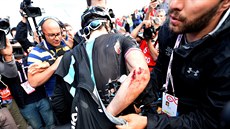 AU! Zakrvácený Geraint Thomas v cíli deváté etapy Gira d´Italia.