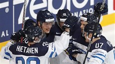 FINOVÉ SLAVÍ. Finští hokejisté právě vstřelili gól do sítě Švýcarska. FINOVÉ SLAVÍ. Finští hokejisté právě vstřelili gól do sítě Švýcarska.