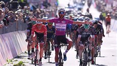 KRÁL SPURTŮ. Fernando Gaviria ovládl už čtvrtou etapu na letošním Giru d´Italia. KRÁL SPURTŮ. Fernando Gaviria ovládl už čtvrtou etapu na letošním Giru d´Italia.