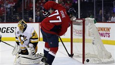 T.J. Oshie z Washingtonu míjí odkrytou branku Pittsburghu, gólman Marc-Andre...