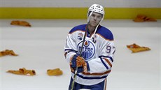 Zklamaný kapitán Edmontonu Connor McDavid po vyazení ve druhém kole play-off...