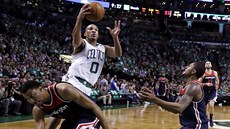 Avery Bradley z Bostonu se prosazuje přes obranu Washingtonu. Avery Bradley z Bostonu se prosazuje přes obranu Washingtonu.