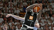 Nymburský basketbalista Bryon Allen doskoil mí v duelu s Dínem.