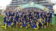 FOTKA DO PAMÁTNÍKU. Fotbalisté Zlína slaví triumf v domácím poháru. FOTKA DO PAMÁTNÍKU. Fotbalisté Zlína slaví triumf v domácím poháru.
