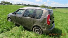 Řidič převrátil Škodu Roomster přes střechu a končil na louce. (16. května) Řidič převrátil Škodu Roomster přes střechu a končil na louce. (16. května)