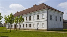Historie zámku v Uhřicích sahá až do 14. století. Historie zámku v Uhřicích sahá až do 14. století.