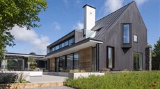 Protáhlý obdélníkový tvar, výrazná sedlová střecha a vysoký komín představují... Protáhlý obdélníkový tvar, výrazná sedlová střecha a vysoký komín představují...