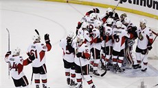 Hokejisté Ottawy se radují z rozhodujícího vítězství v sérii s New York Rangers. Hokejisté Ottawy se radují z rozhodujícího vítězství v sérii s New York Rangers.