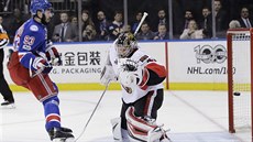 Mika Zibanejad z New York Rangers pekonává brankáe Craiga Andersona z Ottawy.