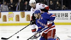 Dan Girardi z New York Rangers se ocitl na kolenou v souboji s Markem Stonem z...