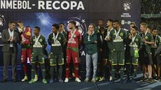 Fotbalisté brazilského Chapecoense sice neuspěli, přesto si zapózovali s... Fotbalisté brazilského Chapecoense sice neuspěli, přesto si zapózovali s...