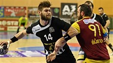 Plzeňský Jan Blecha se chystá ke střele na branku Dukly. Plzeňský Jan Blecha se chystá ke střele na branku Dukly.