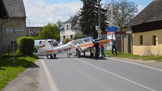 Pilot letadla nouzově přistál na poli, na letiště museli stroj dotlačit přes... Pilot letadla nouzově přistál na poli, na letiště museli stroj dotlačit přes...