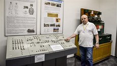 Průvodce Jiří Král ukazuje jeden z exponátů Železničního muzea... Průvodce Jiří Král ukazuje jeden z exponátů Železničního muzea...