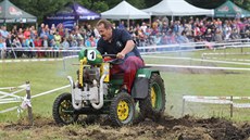 Ladislav Kuchař byl loni první, kdo se vydal na trať kozlovické traktoriády.... Ladislav Kuchař byl loni první, kdo se vydal na trať kozlovické traktoriády....