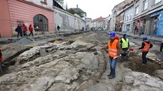 Vedoucí archeologického týmu Richard Zatloukal ukazuje na staveništi na... Vedoucí archeologického týmu Richard Zatloukal ukazuje na staveništi na...