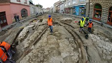 Vedoucí archeologického týmu Richard Zatloukal ukazuje na staveništi na... Vedoucí archeologického týmu Richard Zatloukal ukazuje na staveništi na...