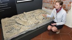 Markéta Doláková z Historického ústavu olomouckého Vlastivědného muzea ukazuje... Markéta Doláková z Historického ústavu olomouckého Vlastivědného muzea ukazuje...