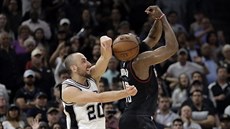Manu Ginóbili (vlevo) ze San Antonia zablokoval závěrečný pokus Jamese Hardena... Manu Ginóbili (vlevo) ze San Antonia zablokoval závěrečný pokus Jamese Hardena...
