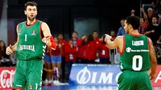 Andrea Bargnani (vlevo) z Baskonie si pochvaluje souhru se Shanem Larkinem. Andrea Bargnani (vlevo) z Baskonie si pochvaluje souhru se Shanem Larkinem.