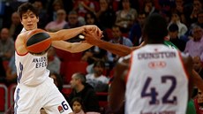 Cedi Osman z Anadolu Efes Istanbul v utkání s Baskonií Cedi Osman z Anadolu Efes Istanbul v utkání s Baskonií