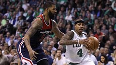 Isaiah Thomas (v bílém) z Bostonu sprintuje kolem Markieffa Morrise z...