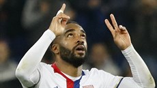 Alexandre Lacazette z Lyonu oslavuje svj gól.