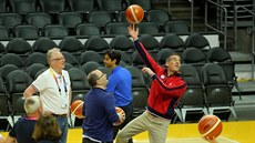 Basketbalový inovník Patrick Baumann (v brýlích a modré bund a losangeleský...