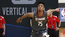 Jonathan Jeanne se odráží k výskoku během NBA Draft Combine. Jonathan Jeanne se odráží k výskoku během NBA Draft Combine.