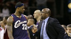 Mike Brown v asech, kdy coby trenér Clevelandu vedl LeBrona Jamese.