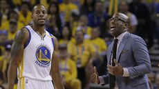 Mike Brown nespokojený se hrou Golden State, pro pokyny si jde Andre Iguodala.