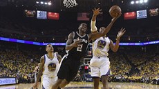 Kawhi Leonard (v erném) ze San Antonia zakonuje v souboji s Davidem Westem...