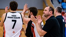 Basketbalisté Hradce Králové dkují po neúspné barái svým fanoukm.