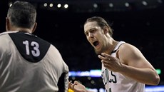 Bostonský pivot Kelly Olynyk si stuje u rozhodího.