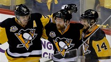 Jevgenij Malkin (71), Phil Kessel (81) a Chris Kunitz (14) oslavují trefu...