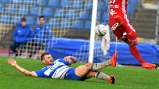 Michal Zeman (vlevo) z Ústí v souboji s Jakubem Vichtou z Olomouce. Michal Zeman (vlevo) z Ústí v souboji s Jakubem Vichtou z Olomouce.