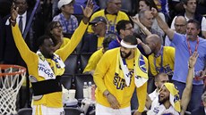 Draymond Green, JaVale McGee a Stephen Curry (zleva) slaví na lavičce koš... Draymond Green, JaVale McGee a Stephen Curry (zleva) slaví na lavičce koš...