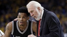 Gregg Popovich, trenér San Antonia, radí Dejountemu Murraymu.