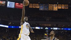 Draymond Green (vlevo) z Golden State stoupá ke koi San Antonia, neubránil ho...