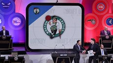 Jsou to Celtics. Druhý muž NBA Mark Tatum blahopřeje Wycu Grousbeckovi,... Jsou to Celtics. Druhý muž NBA Mark Tatum blahopřeje Wycu Grousbeckovi,...