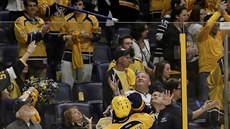 Ryan Johansen vnoval mezi fanouky Nashvillu svou hokejku.