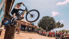Danny MacAskill a jeho kousky před výjezdem na Kilimandžáro. Danny MacAskill a jeho kousky před výjezdem na Kilimandžáro.