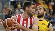 Kamil Švrdlík (v červeném) z Pardubic hledá cestu přes Miroslava Kvapila z... Kamil Švrdlík (v červeném) z Pardubic hledá cestu přes Miroslava Kvapila z...