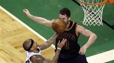 Isaiah Thomas (v bílém) z Bostonu zakončuje na koš Clevelandu, míč jde kolem... Isaiah Thomas (v bílém) z Bostonu zakončuje na koš Clevelandu, míč jde kolem...