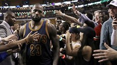 Clevelandský tahoun LeBron James po výhře v Bostonu. Clevelandský tahoun LeBron James po výhře v Bostonu.