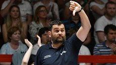 Děčínský trenér Pavel Budínský signalizuje během finále s Nymburkem. Děčínský trenér Pavel Budínský signalizuje během finále s Nymburkem.