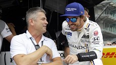 Fernando Alonso (vpravo) rozmlouvá s bývalým závodníkem Gilem de Ferranem.